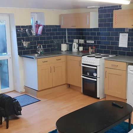 Private Basement Studio Flat With Modern Features Apartment Huddersfield Luaran gambar