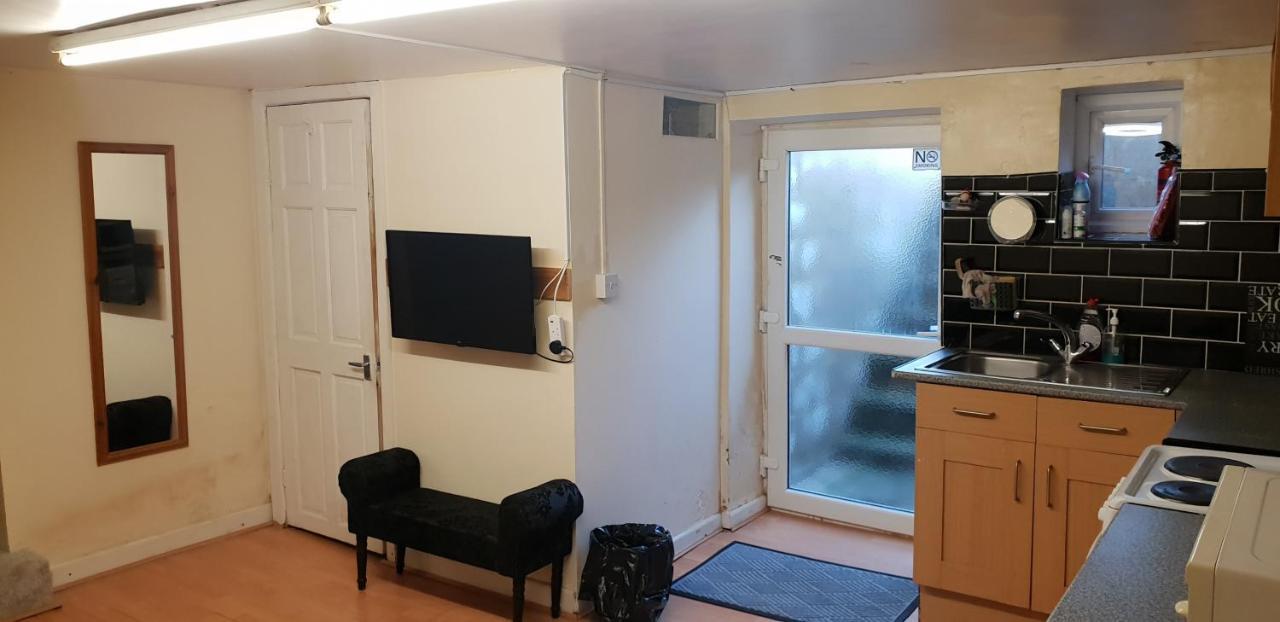 Private Basement Studio Flat With Modern Features Apartment Huddersfield Luaran gambar