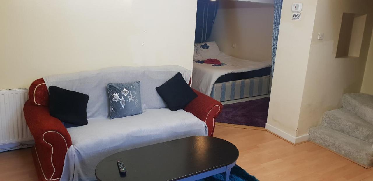 Private Basement Studio Flat With Modern Features Apartment Huddersfield Luaran gambar