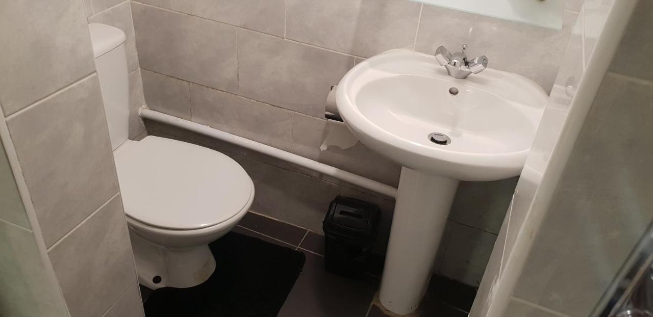 Private Basement Studio Flat With Modern Features Apartment Huddersfield Luaran gambar