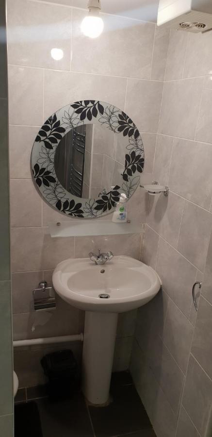 Private Basement Studio Flat With Modern Features Apartment Huddersfield Luaran gambar