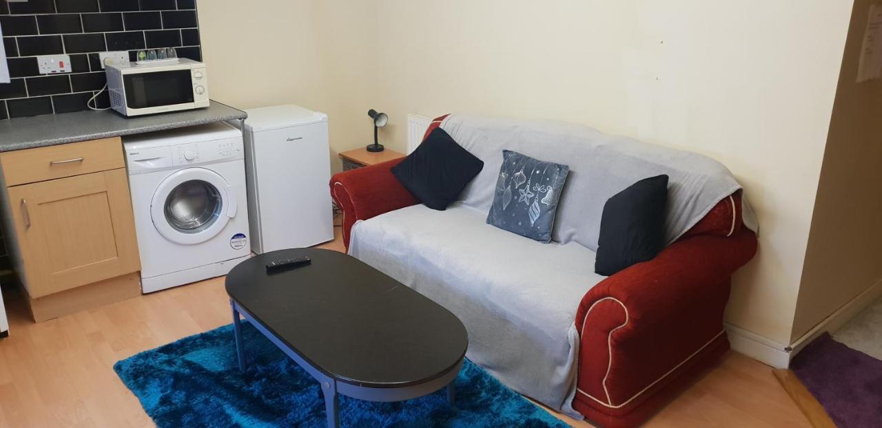 Private Basement Studio Flat With Modern Features Apartment Huddersfield Luaran gambar