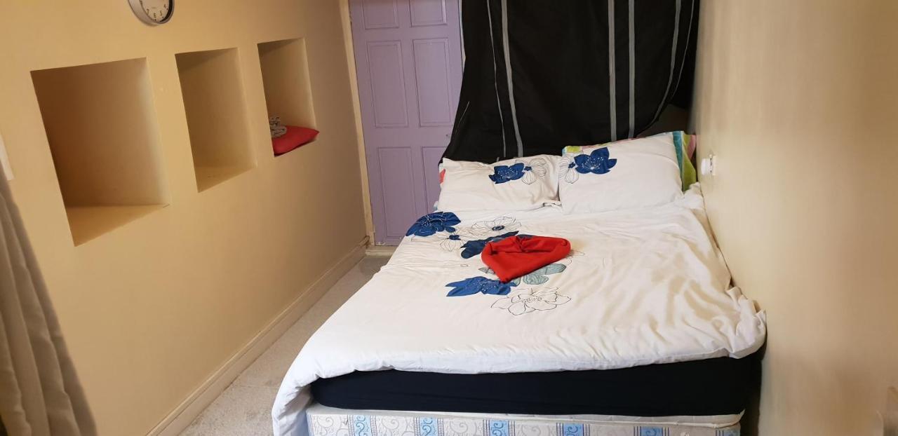 Private Basement Studio Flat With Modern Features Apartment Huddersfield Luaran gambar